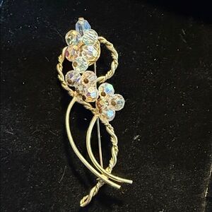 vintage brooch featuring a gold-toned, twisted wire design l